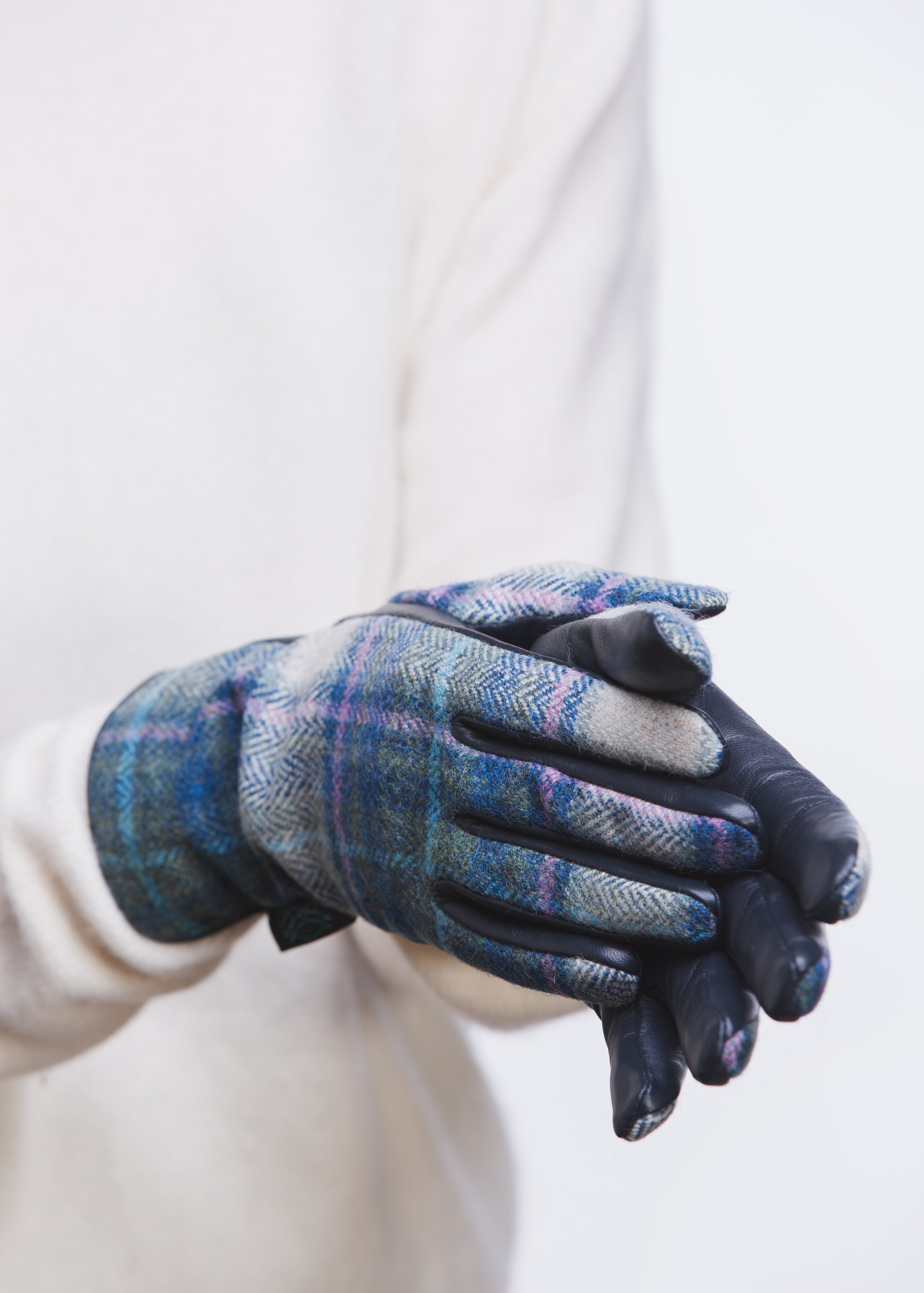 Martyrs-Bay-Iona-Scotland-Tweed-Gloves-Sound-of-Iona-Tartan.jpg